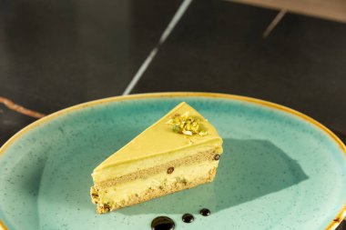 Fıstıklı kek tabakta servis ediliyor.