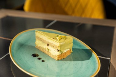 Fıstıklı kek tabakta servis ediliyor.