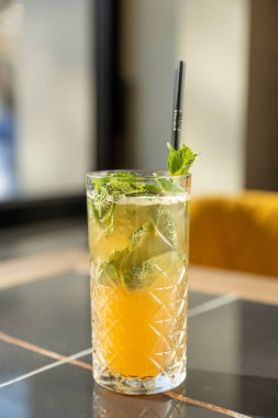 Masada servis edilen portakal naneli kokteyl.