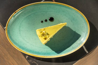 Fıstıklı kek tabakta servis ediliyor.