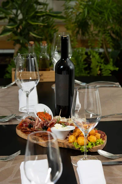 Garrafa Mockup Vinho Servido Uma Mesa Restaurante — Fotografia de Stock