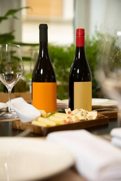 Vin Mockup Flaskor Serveras Ett Restaurangbord — Stockfoto
