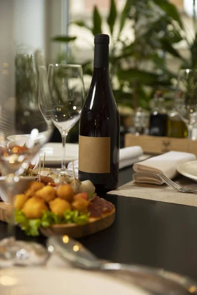 Bouteille Maquette Vin Servie Sur Une Table Restaurant — Photo