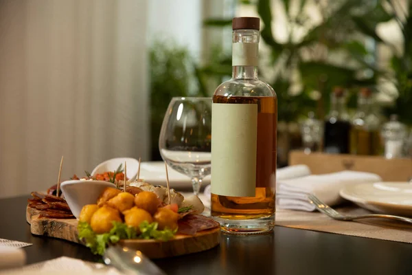 Mockup Flaska Whisky Serveras Med Mat Ett Restaurangbord — Stockfoto