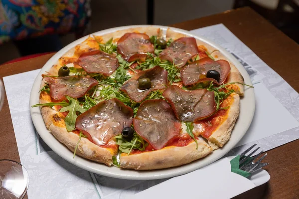 Arugula Prosciutto Pizza Served White Plate — Stock Photo, Image