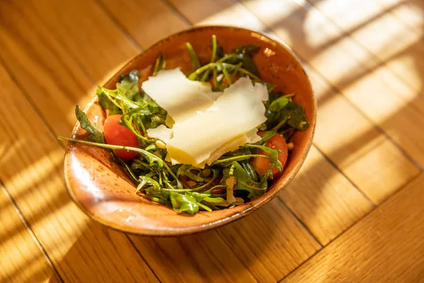 Ensalada Tomate Arugula Con Queso Parmesano Afeitado —  Fotos de Stock