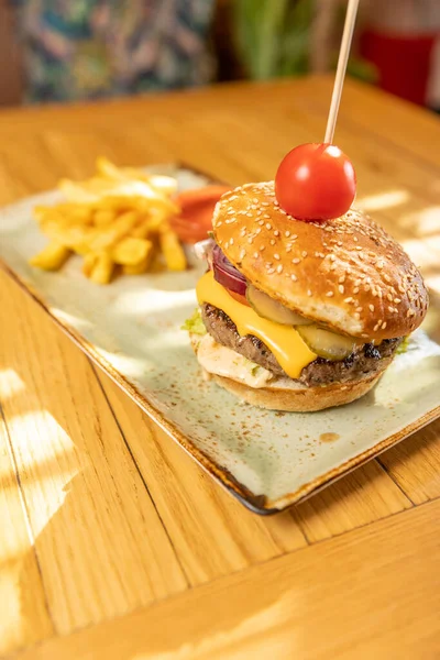 Heerlijke Hamburger Geserveerd Met Frietjes Het Restaurant — Stockfoto