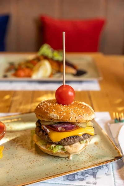 Heerlijke Hamburger Geserveerd Het Restaurant — Stockfoto