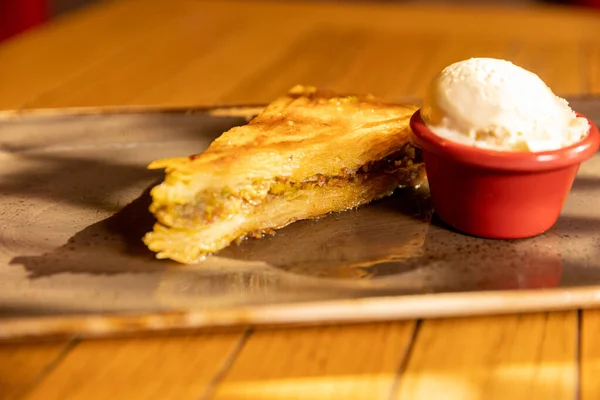 Baklava Serveras Med Vaniljglass — Stockfoto