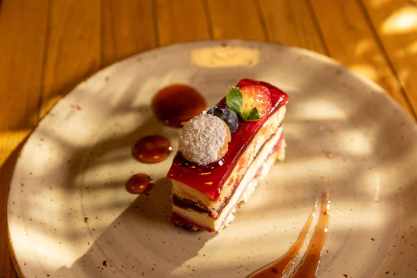 Gâteau Aux Fraises Servi Dans Une Assiette Lumière Ambiante Ombres — Photo