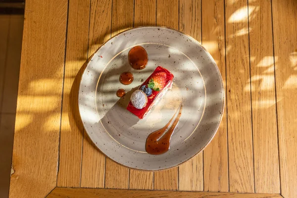 お皿の上で提供されるストロベリーケーキ トップビュー — ストック写真