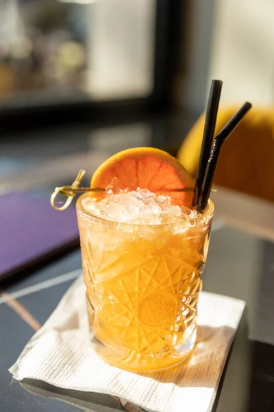 Orange Cocktail Serveras Bar — Stockfoto