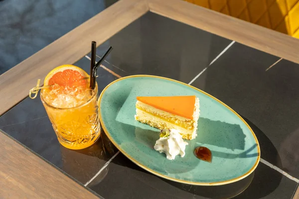 Gâteau Orange Servi Sur Assiette Avec Cocktail Orange — Photo