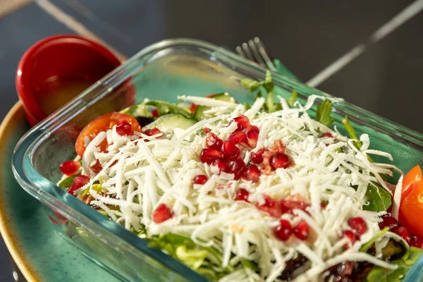 Blandad Sallad Med Ost Och Granatäpple — Stockfoto