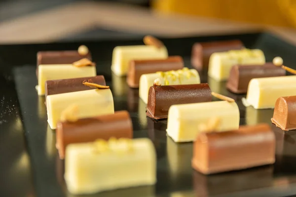 Lahodné Kousky Čokolády Podávané Černém Talíři — Stock fotografie