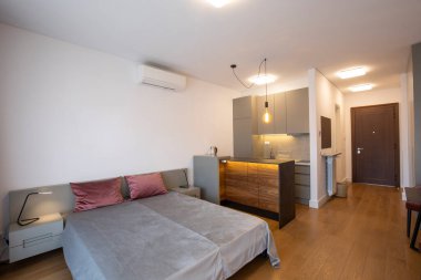 Açık planlı dairede ahşap zemin