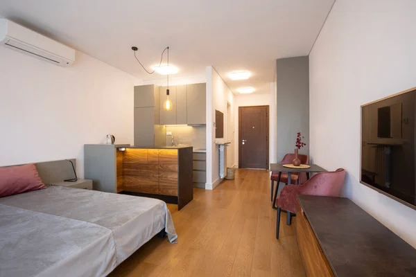 オープンプランのアパートの木製の床 — ストック写真