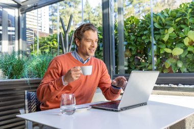 Restoranda defter kullanan yakışıklı adam.