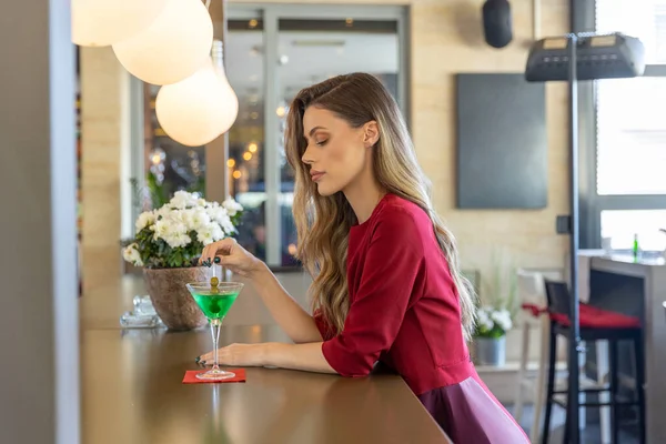 Triste Femme Buvant Cocktail Seule Dans Café Bar Vue Latérale — Photo