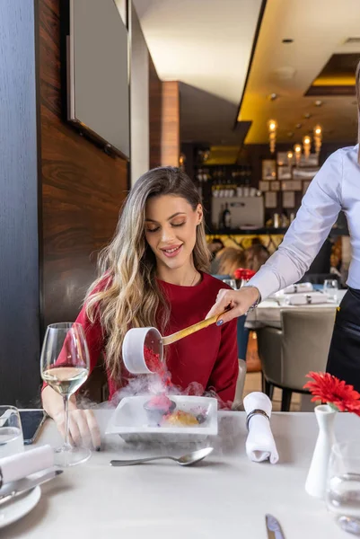 Glückliche Frau Die Restaurant Mit Einem Gefrorenen Dessert Serviert Wird — Stockfoto