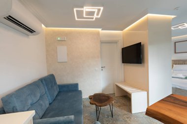 Yemek masası ve sandalyeleri olan modern bir mutfak.