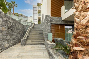 Palmiye ağaçları ile güzel otel