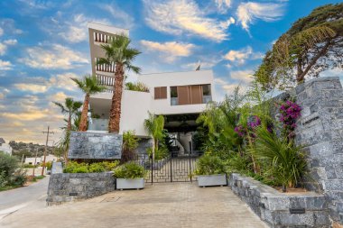 Palmiye ağaçları ile güzel otel