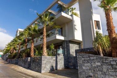 Palmiye ağaçları ile güzel otel