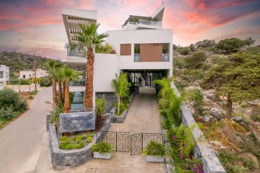 Palmiye ağaçları ile güzel otel