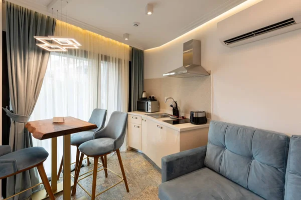 Yemek masası ve sandalyeleri olan modern bir mutfak.