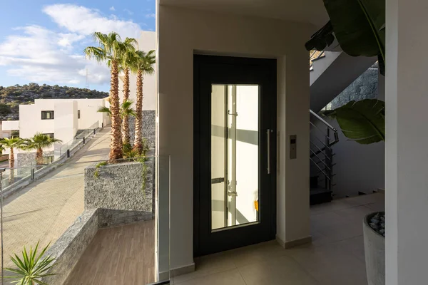 Oteldeki asansör ve merdivenler.