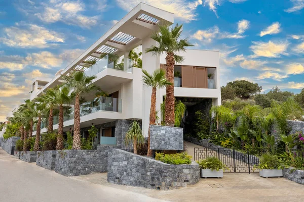 Palmiye ağaçları ile güzel otel