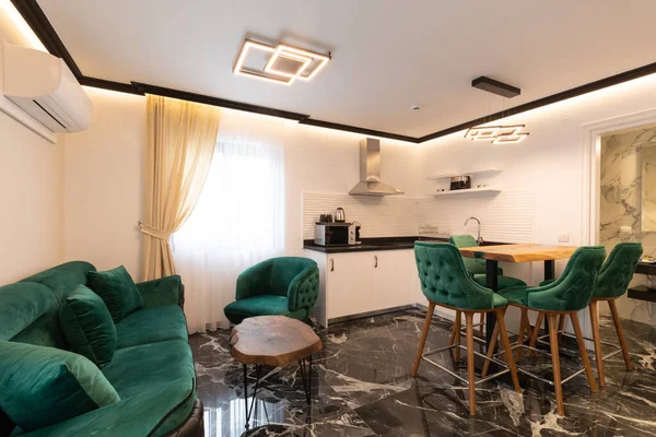 Mermer zemini olan lüks bir oturma odası.