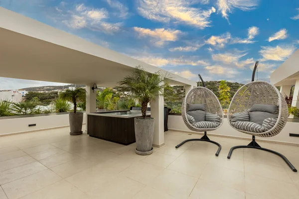 Two Egg Chair Swing Luxury Terrace — Φωτογραφία Αρχείου