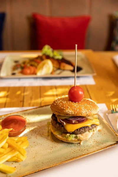 Heerlijke Hamburger Geserveerd Met Frietjes Het Restaurant — Stockfoto