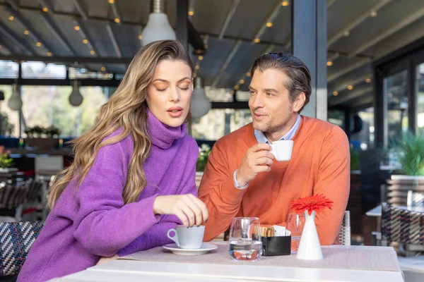 Bella Coppia Che Beve Caffè Nel Bar — Foto Stock