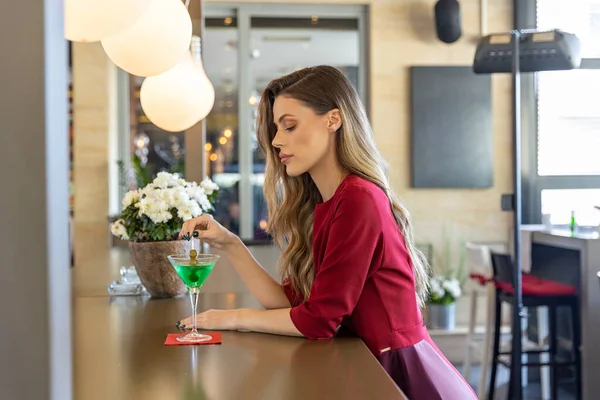 Young Woman Drinking Cocktail Cafe Bar Alone Leaning Bar Counter — Photo