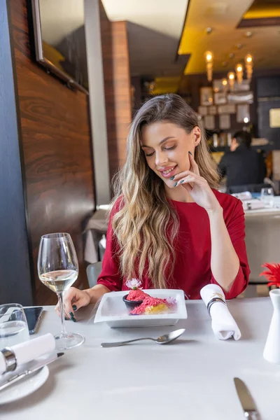 Happy Woman Eating Frozen Dessert Restaurant — ストック写真