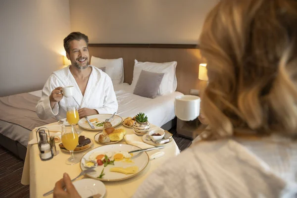 Aantrekkelijk Koppel Badjas Ontbijten Hotelkamer — Stockfoto