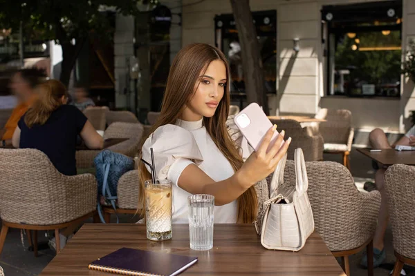 Hermosa Mujer Joven Tomando Selfie Bar Café — Foto de Stock