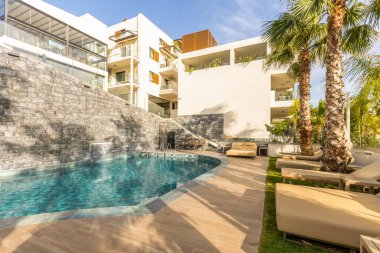 Sabahları yüzme havuzlu Sea Hotel tatil köyü.