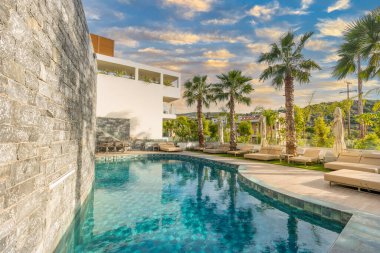 Sabahları yüzme havuzlu Sea Hotel tatil köyü.