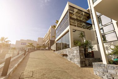 Palmiye ağaçları ile güzel otel