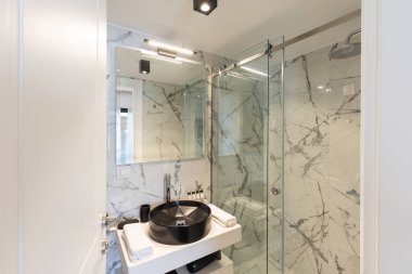 Lüks bir banyo camı duş kabini.