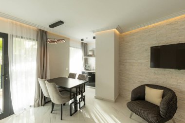 Mermer zemini olan lüks bir oturma odası.