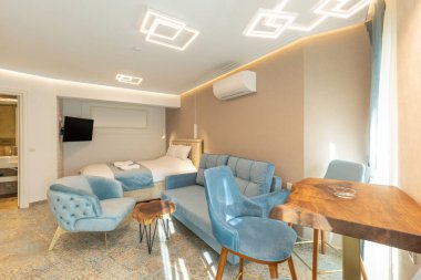 Mermer zemini olan lüks bir oturma odası.