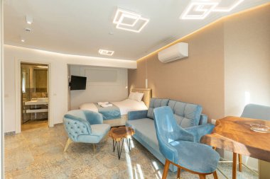 Mermer zemini olan lüks bir oturma odası.