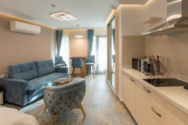 Sabahları yemek masası ve sandalyeleri olan modern bir mutfak.