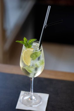 Kamışlı bir bardakta mojito kokteyli.