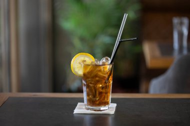 Bardakta buzlu viski kokteyli.